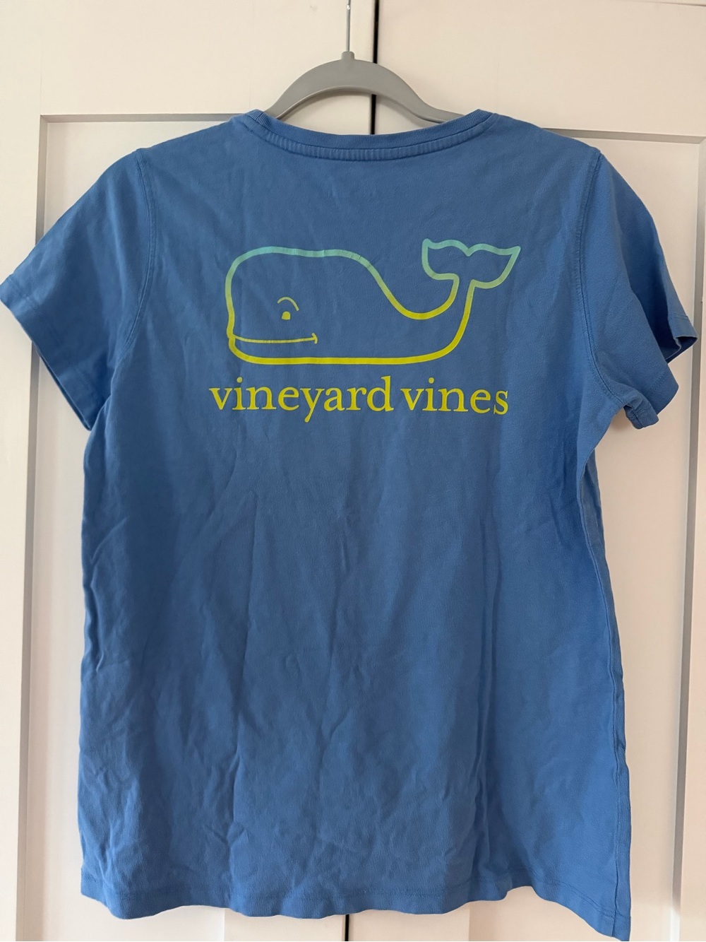 Vineyard Vines Blue Tee with Yellow-Green Whale Graphic size Medium